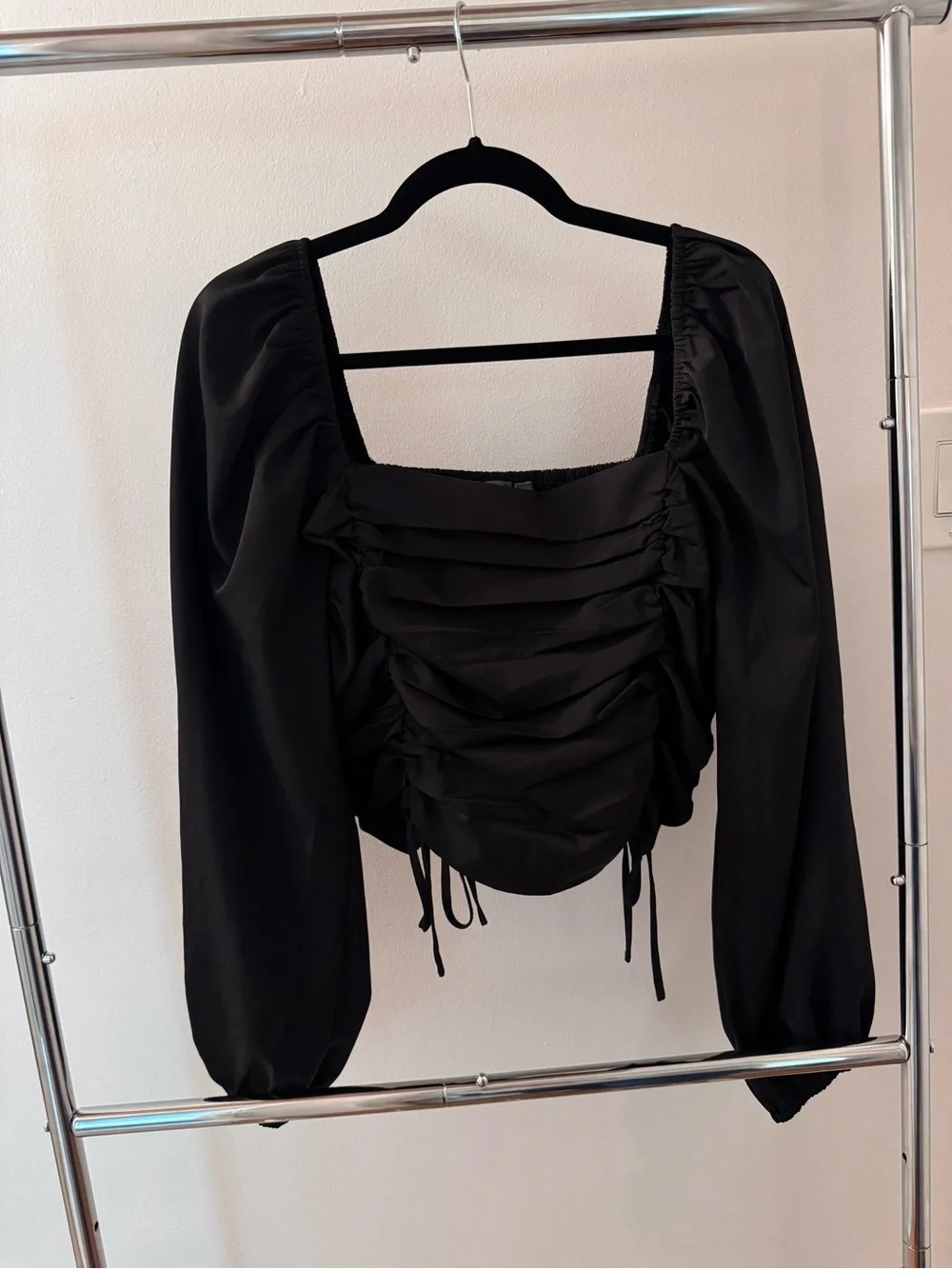 ARULA Black Ruched Long Sleeve Crop Blouse - Picture 2 of 3